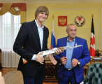 Глава Удмуртии подарил баскетболисту Андрею Кириленко макет АК-47