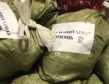 «Единая Россия» расклеивала свою символику на собранную в Иркутске гуманитарную помощь