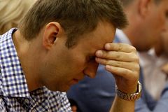 Алексей Навальный находится в глубокой коме. За его жизнь борются врачи