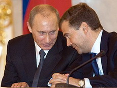 Путин повысил заработную плату себе и Медведеву