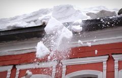 Жительница Ижевска пострадала от упавшего с крыши снега
