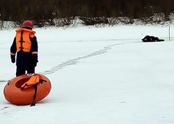 Спасатели службы спасения спасли мужчину, который спал на льду Чепцы