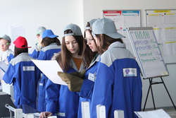 Глазовские школьники провели первую «рабочую смену» на Фабрике процессов ЧМЗ