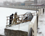 В Ижевске легковой автомобиль вылетел на лед Ижевского пруда