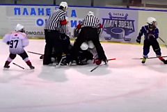 В Мамадыше хоккейный матч между 9-летними хоккеистами запомнился массовой дракой