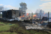 В Глазовском районе пожар уничтожил дом и надворные постройки