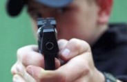 В Глазове учащийся техникума открыл стрельбу по группе школьников: есть пострадавшие