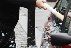 Житель Ижевска разбил стекло подрезавшей его машины битой