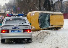 На улице Пушкинской в Ижевске перевернувшийся автомобиль сбил пешехода