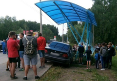В Ижевске при наезде автомобиля на остановку пострадали пять человек