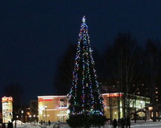 16 декабря в Глазове установили две новогодних ёлки