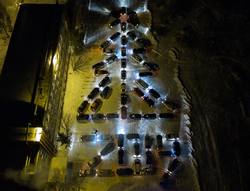 В Глазове автомобилисты построили гигантскую новогоднюю ёлку из машин