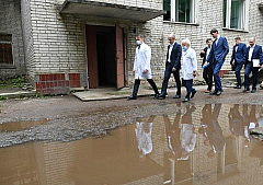 Глазову выделят средства на ремонт дорог и тротуаров в больничном городке
