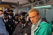 Навального задержали в аэропорту Шереметьево сразу после прилёта в Россию