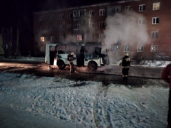 В Глазове на улице Революции сгорел автобус