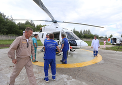 Из Глазова в Ижевск санитарным вертолетом доставили травмированную качелями девочку