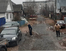 Жители частного сектора в Ижевске растаскивают щебень с дороги на свои участки