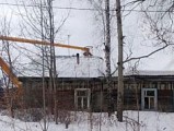 На улице Сибирской обрушилась часть крыши деревянного одноэтажного дома