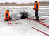 Три рыбака на снегоходе провалились под лёд в Удмуртии
