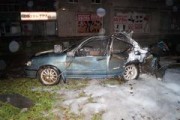 В Глазове в результате столкновения со столбом сгорел автомобиль «Тойота» 