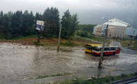 В Ижевске ливневые дожди парализовали движение городского транспорта