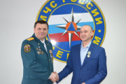 Жителя Глазова наградили медалью МЧС России
