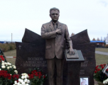 На могиле первого президента Удмуртии появился памятник