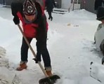 Глава Ижевска вышел с лопатой убирать тротуары