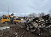 В Удмуртии грузовик столкнулся со школьным автобусом