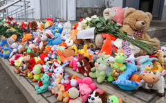 Ижевчане несут цвету к месту, где под колесами грузовика погиб двухлетний мальчик