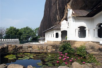 Чудо Дамбуллы в Шри-Ланке: вода, текущая вверх