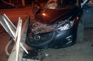 В Глазове пьяная компания на автомобиле Mazda CX-5 врезалась в столб