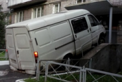 Пьяный житель Ижевска пытался заехать в подъезд жилого дома на «Газели»