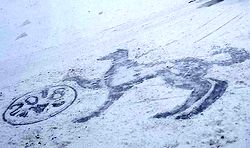 Знаменитый ижевский дворник открыл сезон рисунков на снегу
