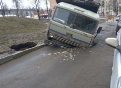 В Ижевске в яму на дороге провалился «КамАЗ»