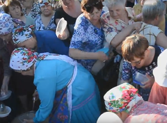 В Ижевске пенсионеры устроили давку за бесплатной кашей