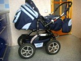 В Воткинске молодые родители умудрились уронить коляску с ребенком с крыши гаража