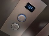Жителей Глазова предупреждают о прекращении обслуживания лифтов
