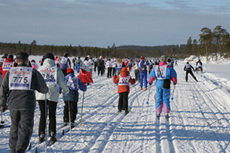 Примерно тысяча жителей Глазова приняла участие в массовом лыжном переходе