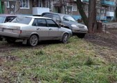 В Ижевске снова не будут штрафовать за парковку автомобилей на газонах