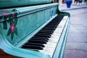 Жители Ижевска могут сыграть на пианино на улице