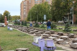 В сквере по Калинина приступили к работам по демонтажу старой плитки