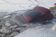 В Воткинске под лед провалились сразу два автомобиля