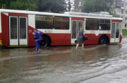 Очередной дождь в Ижевске привел к затоплению улиц и парковок