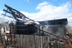 В Глазовском районе пожар уничтожил жилой дом и баню