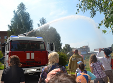 Пожарные посетили приют Глазовского реабилитационного Центра «Семя»