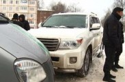 Житель Удмуртии сутки не выходит из арестованного приставами автомобиля