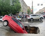 Автомобиль провалился в яму на одной из центральных улиц Ижевска