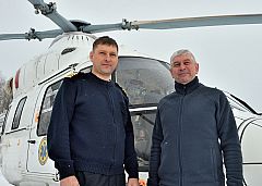 Пилоты санитарного вертолёта стали крестными отцами двух мальчиков