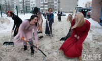 В Ижевске девушки в вечерних платьях взялись за лопаты, чтобы убрать дворы от снега